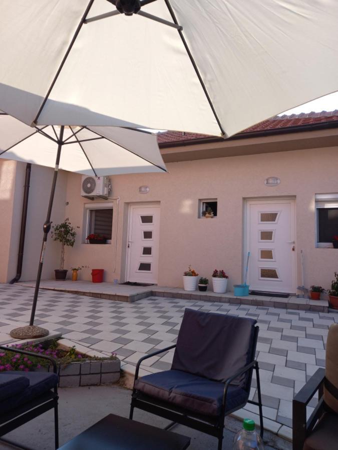 Leda Apartmani 斯梅代雷沃 外观 照片